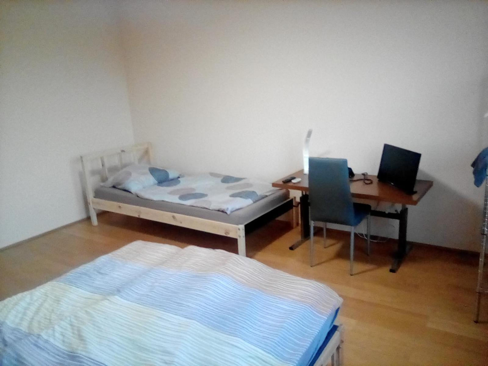 Perchtoldsdorf Schnell-Bahn / Bahnhof Liesing Apartment Bagian luar foto