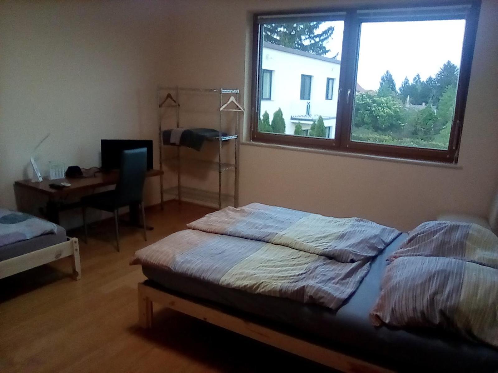 Perchtoldsdorf Schnell-Bahn / Bahnhof Liesing Apartment Bagian luar foto