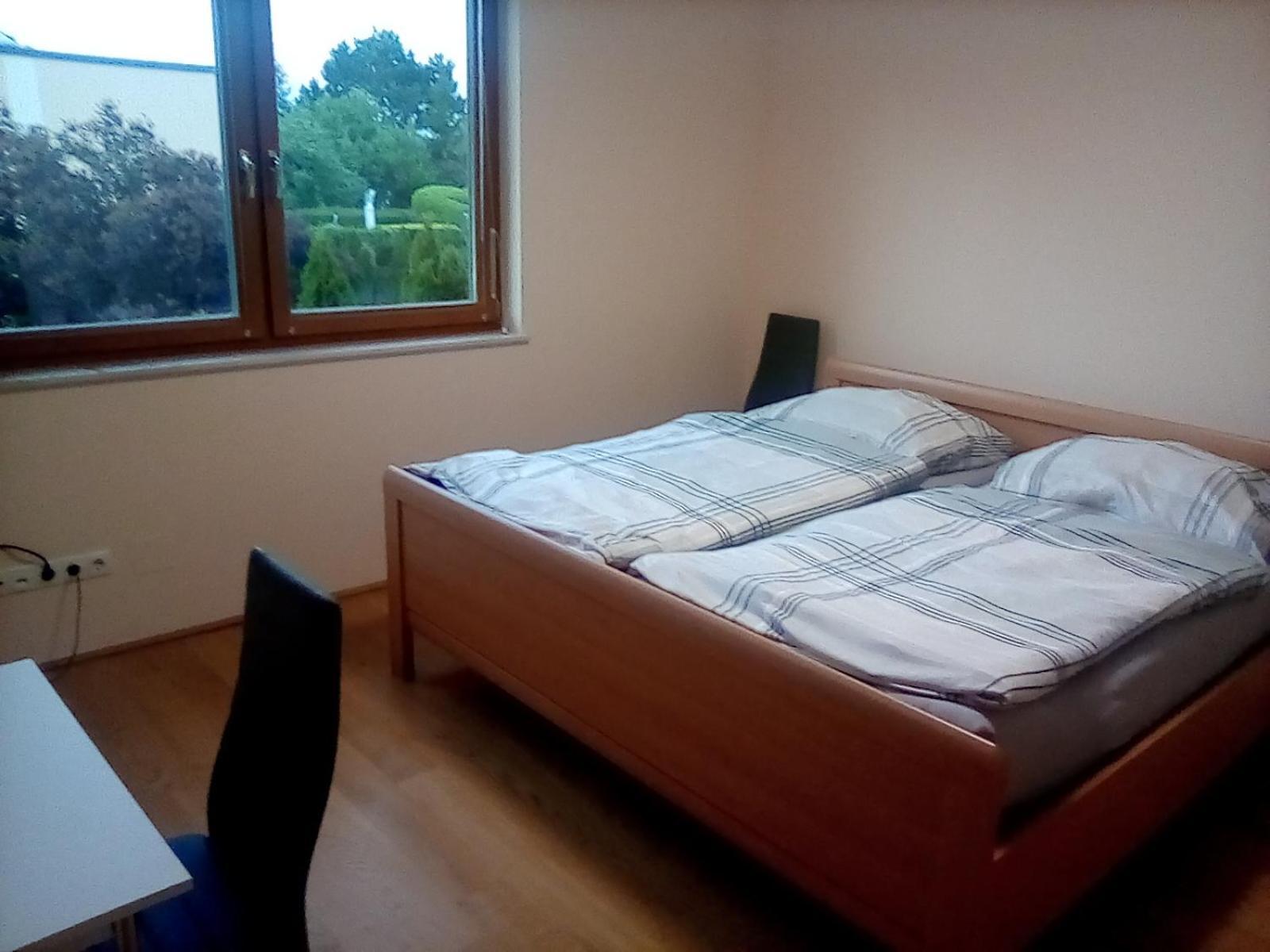 Perchtoldsdorf Schnell-Bahn / Bahnhof Liesing Apartment Bagian luar foto