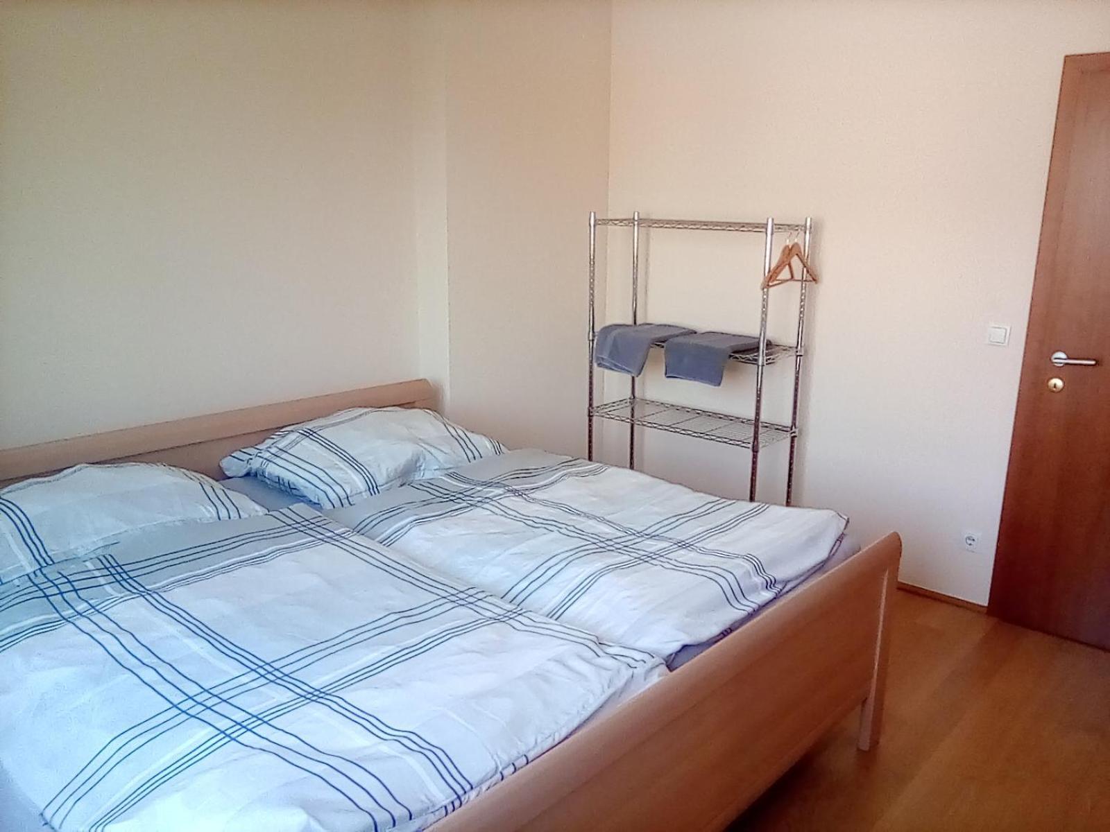 Perchtoldsdorf Schnell-Bahn / Bahnhof Liesing Apartment Bagian luar foto