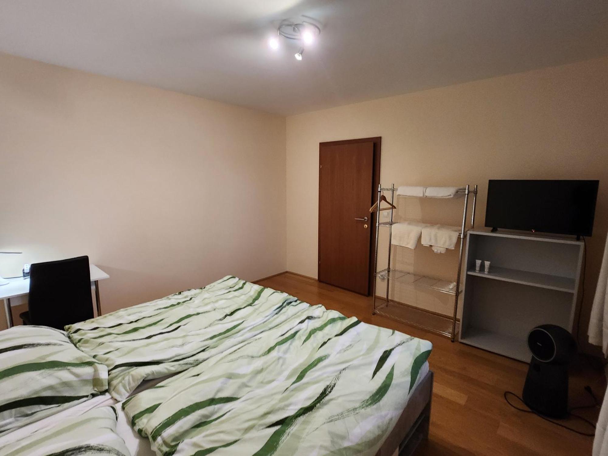 Perchtoldsdorf Schnell-Bahn / Bahnhof Liesing Apartment Bagian luar foto