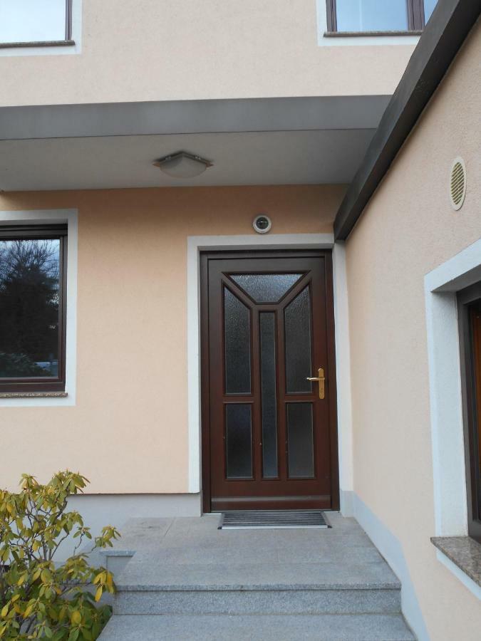 Perchtoldsdorf Schnell-Bahn / Bahnhof Liesing Apartment Bagian luar foto